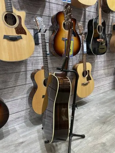 Martin Guitars - HD-28 V18 2